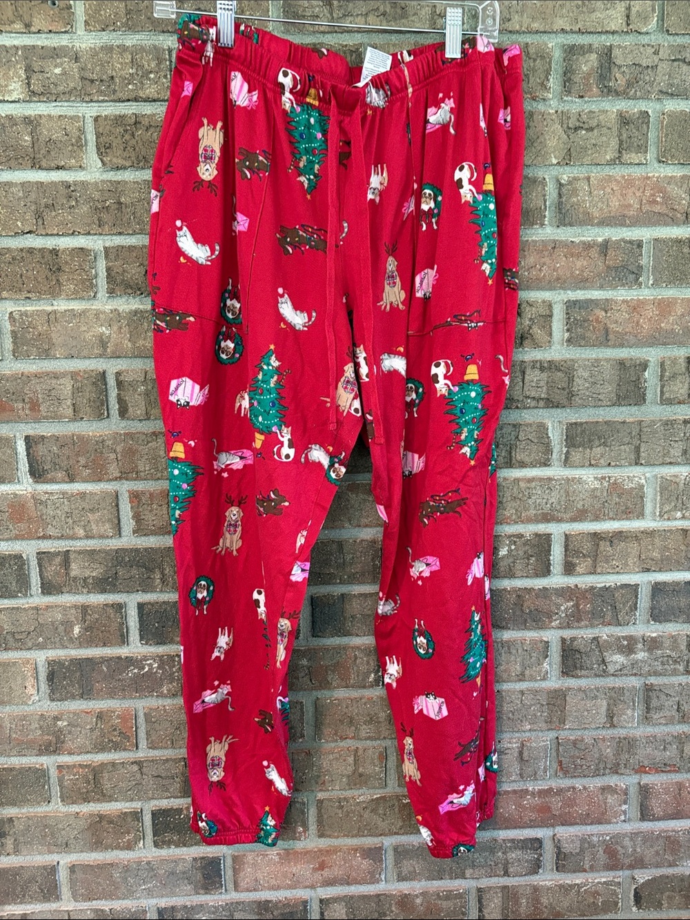 Women’s Red Holiday Print Jogger Pants with Elastic Waist & Drawstring